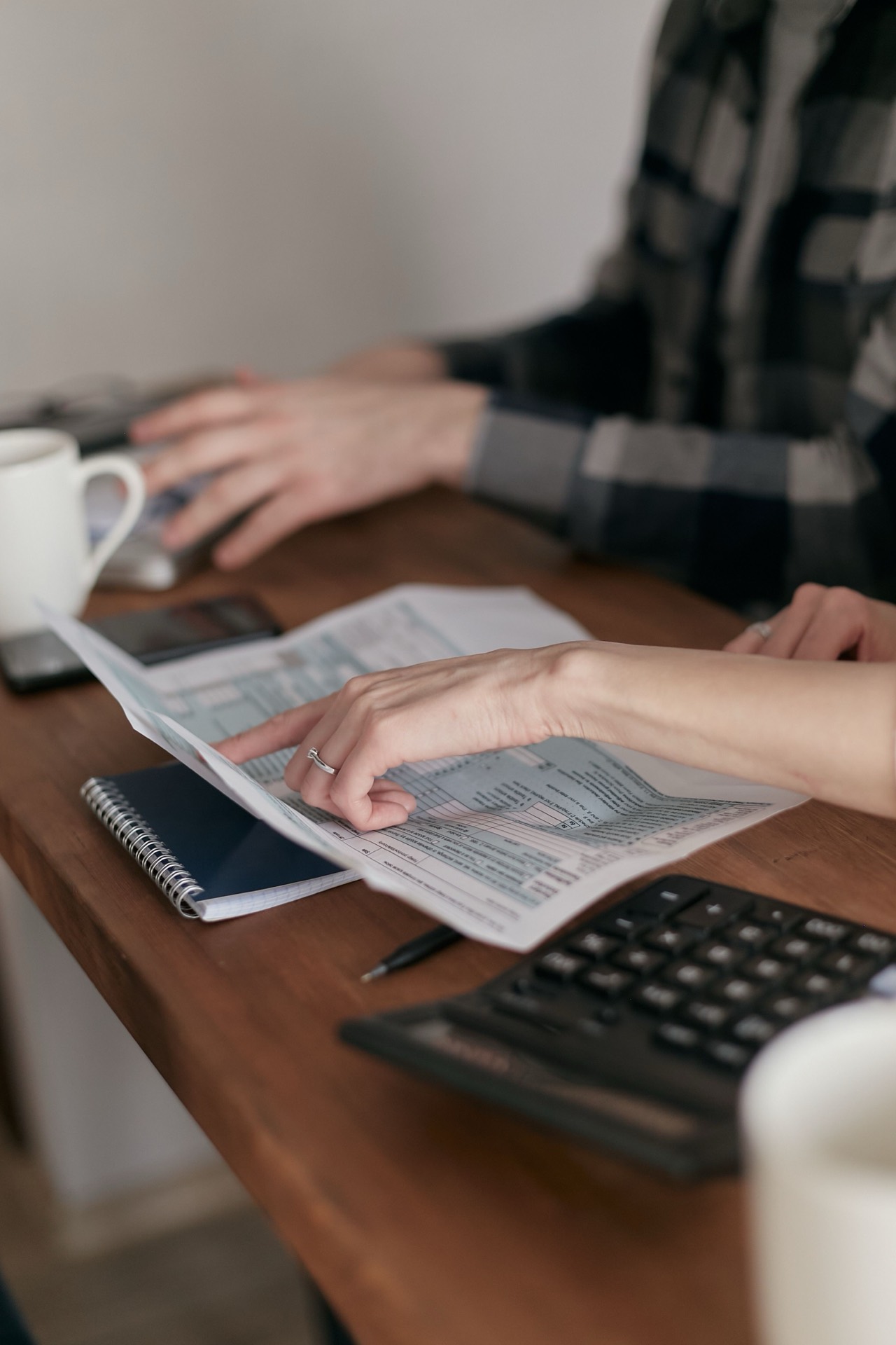 Asesoría revisando los formularios de IRPF